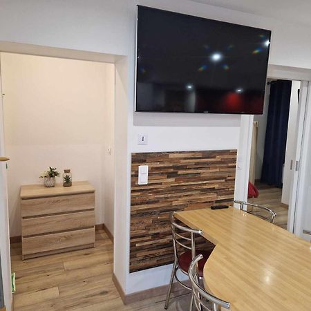 02 - Tres Joli 2 Pieces Avec 3 Lits Pouvant Accueillir Jusqu'A 5 Personnes, Situe Au Rdc Avec Entree Independante, Une Place De Parking Reservee Devant L'Entree Et Terrasse Sur L'Arriere Donnant Sur Parc Arbore, Tout Le Linge De Maison Est Fourni Razac-sur-lʼIsle Exterior foto