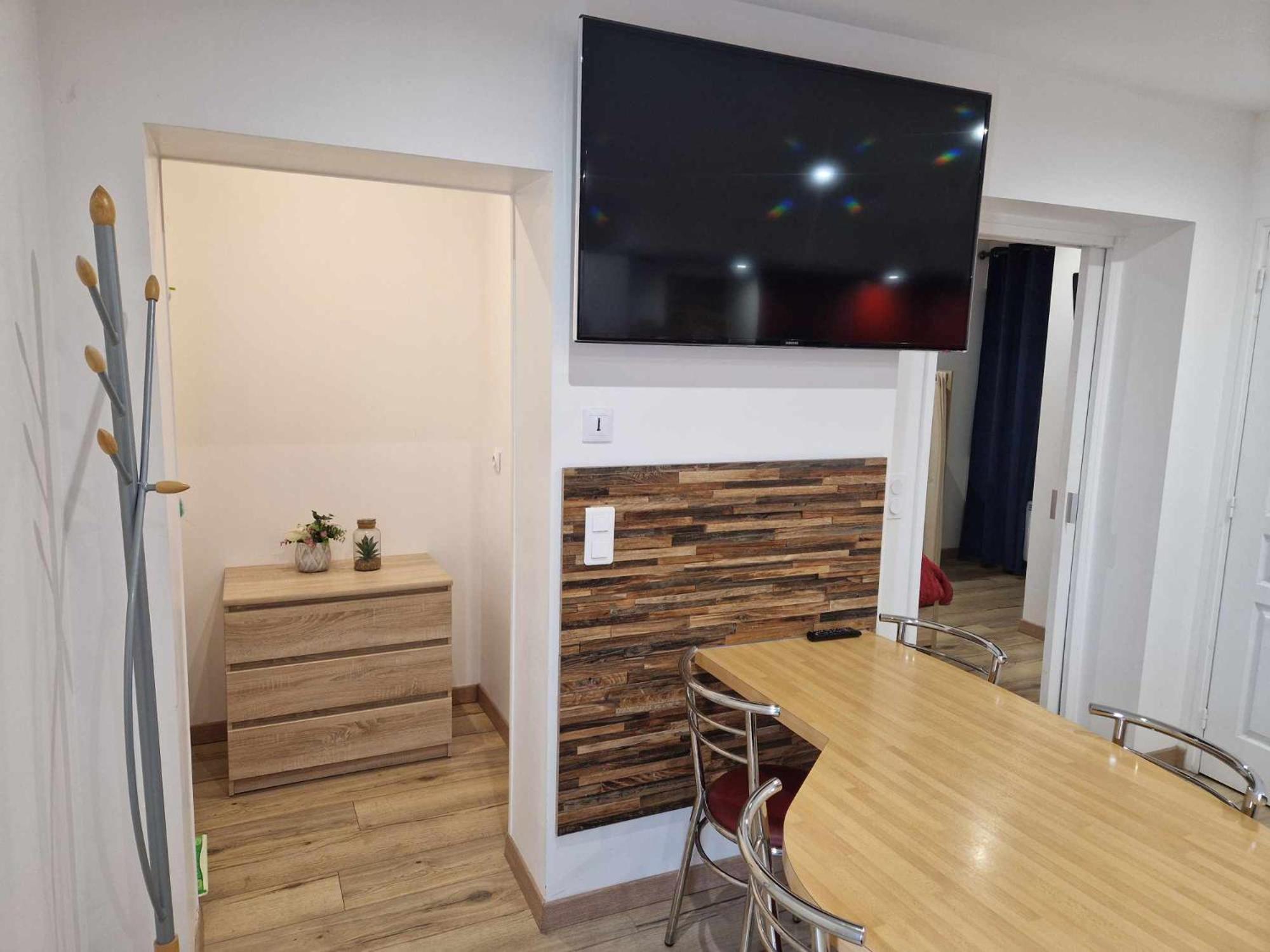 02 - Tres Joli 2 Pieces Avec 3 Lits Pouvant Accueillir Jusqu'A 5 Personnes, Situe Au Rdc Avec Entree Independante, Une Place De Parking Reservee Devant L'Entree Et Terrasse Sur L'Arriere Donnant Sur Parc Arbore, Tout Le Linge De Maison Est Fourni Razac-sur-lʼIsle Exterior foto