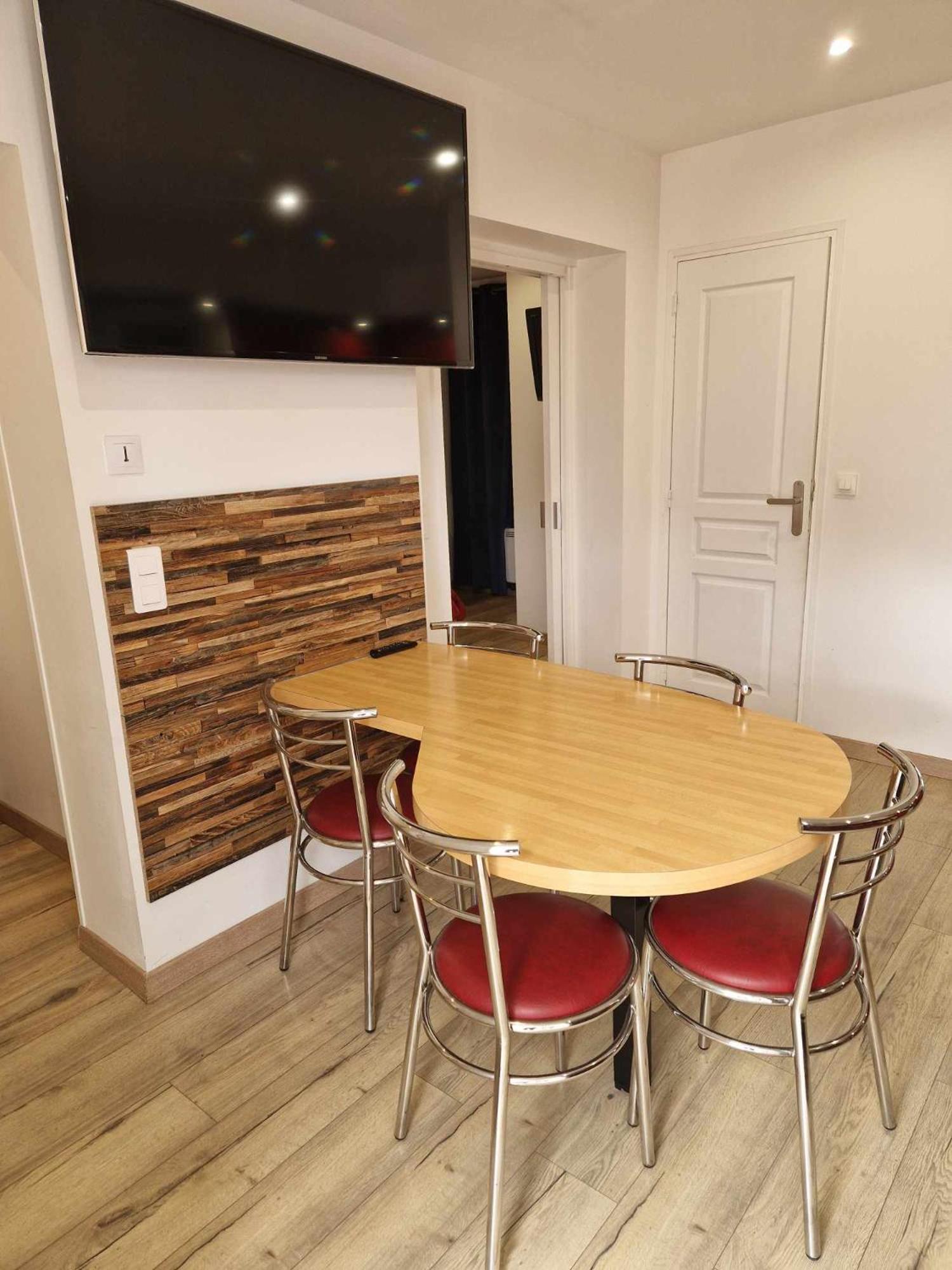 02 - Tres Joli 2 Pieces Avec 3 Lits Pouvant Accueillir Jusqu'A 5 Personnes, Situe Au Rdc Avec Entree Independante, Une Place De Parking Reservee Devant L'Entree Et Terrasse Sur L'Arriere Donnant Sur Parc Arbore, Tout Le Linge De Maison Est Fourni Razac-sur-lʼIsle Exterior foto