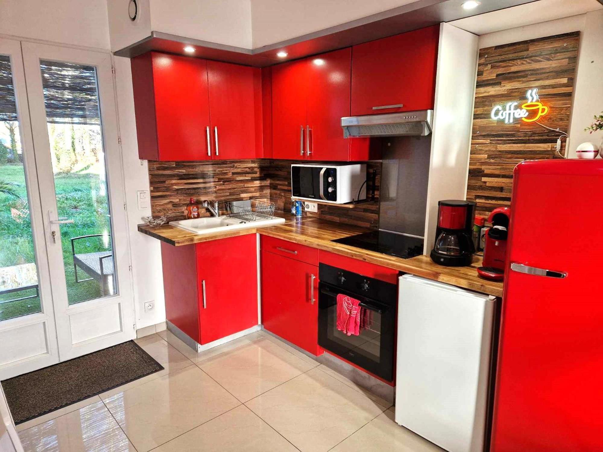 02 - Tres Joli 2 Pieces Avec 3 Lits Pouvant Accueillir Jusqu'A 5 Personnes, Situe Au Rdc Avec Entree Independante, Une Place De Parking Reservee Devant L'Entree Et Terrasse Sur L'Arriere Donnant Sur Parc Arbore, Tout Le Linge De Maison Est Fourni Razac-sur-lʼIsle Exterior foto